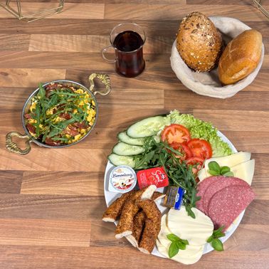 Anatolisches Sucuk mit Rührei Frühstück