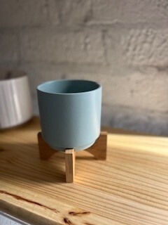 3.75 X 4.25 pot with stand