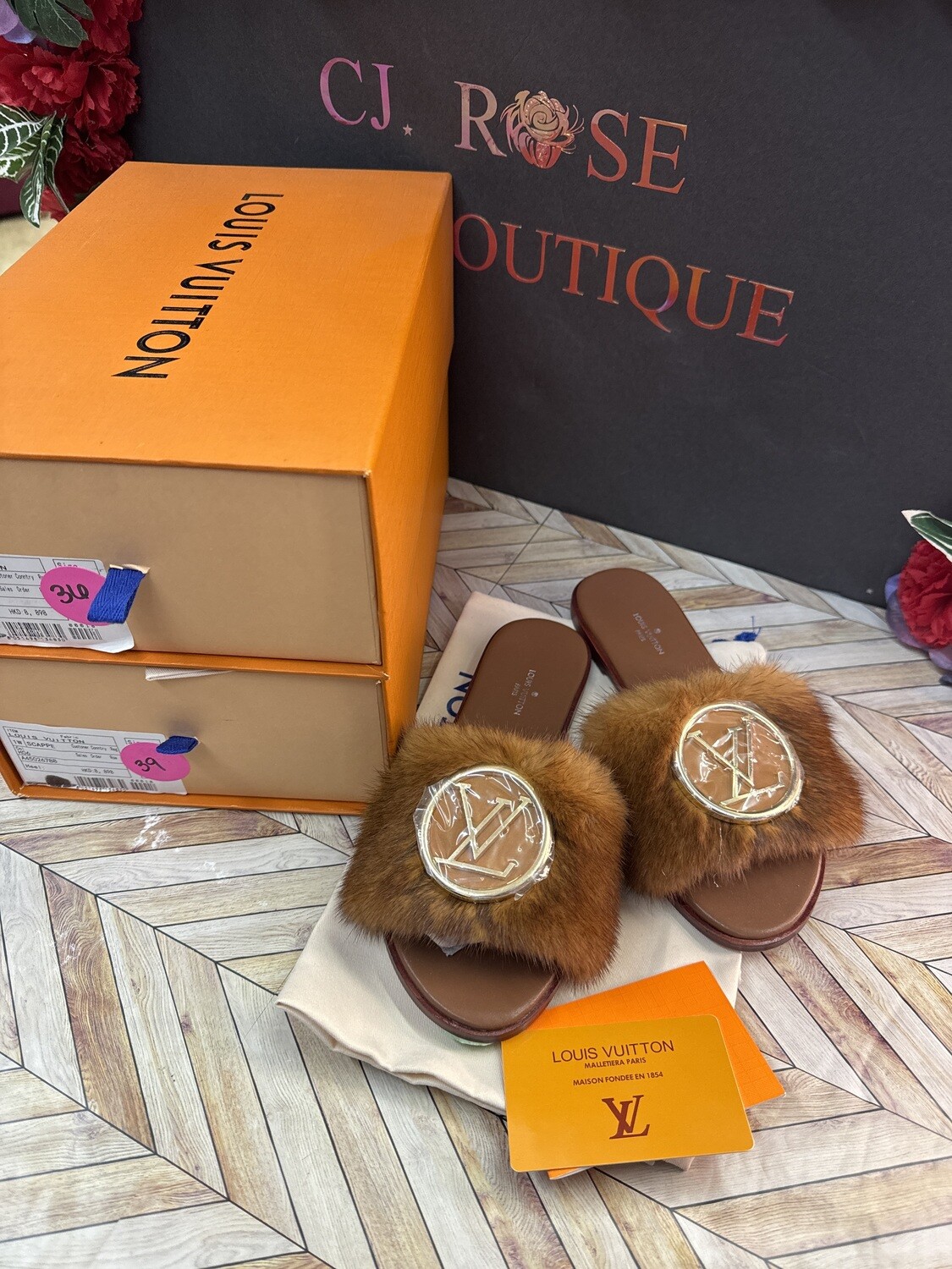 A1 quality- brown fur sandals 😍