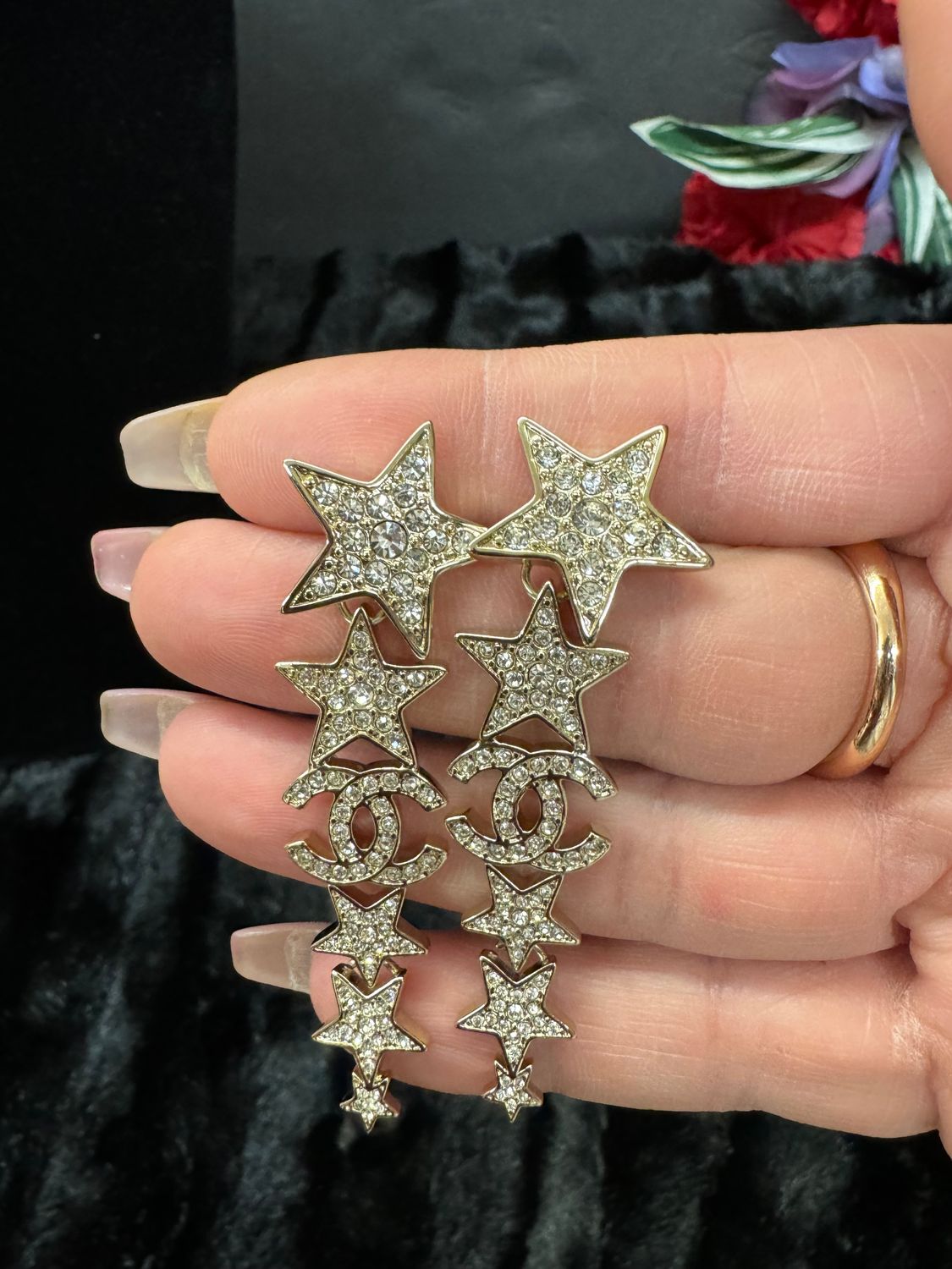 A1 quality earring. In between gold/silver color