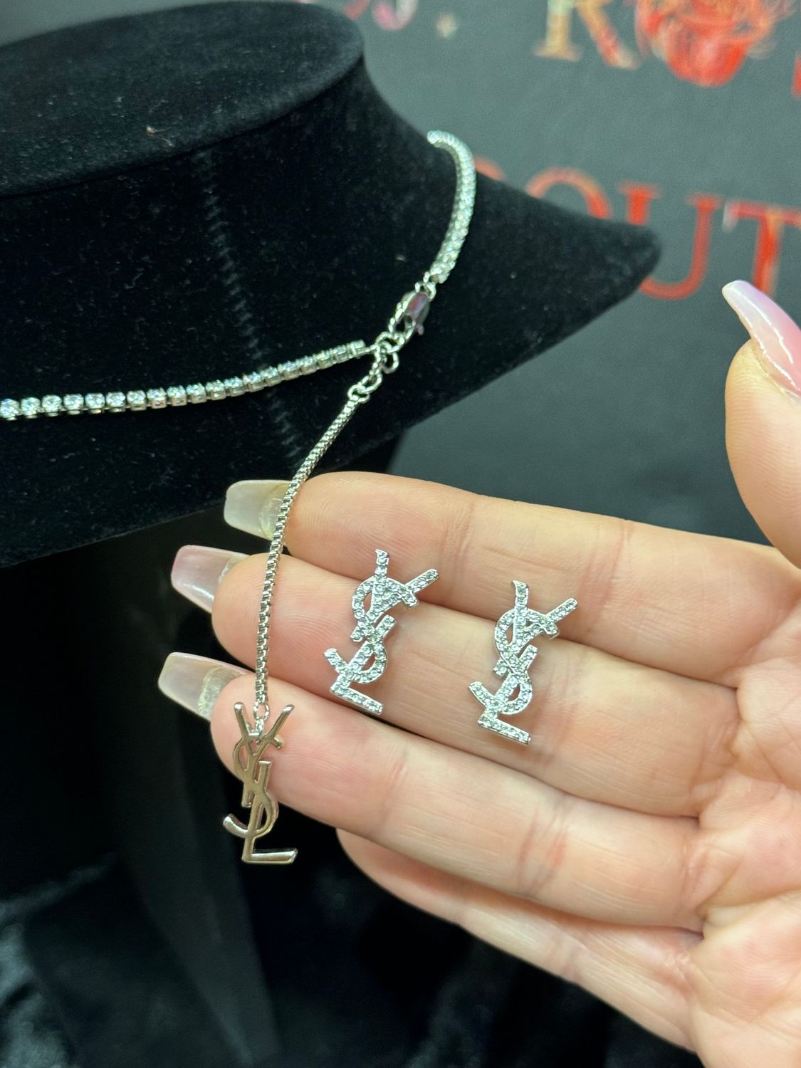 A1 quality set. Necklace and earrings