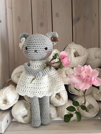 chat  NELLY avec robe