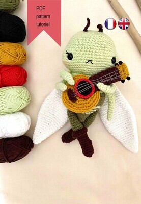 la cigale GRACE avec sa guitare