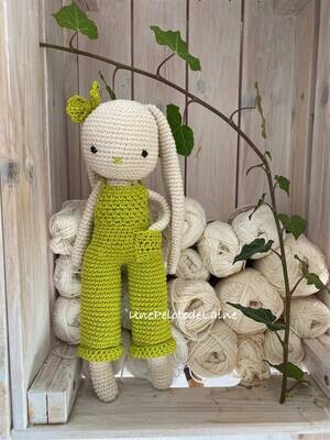 lapin longues oreilles MOCA avec salopette
