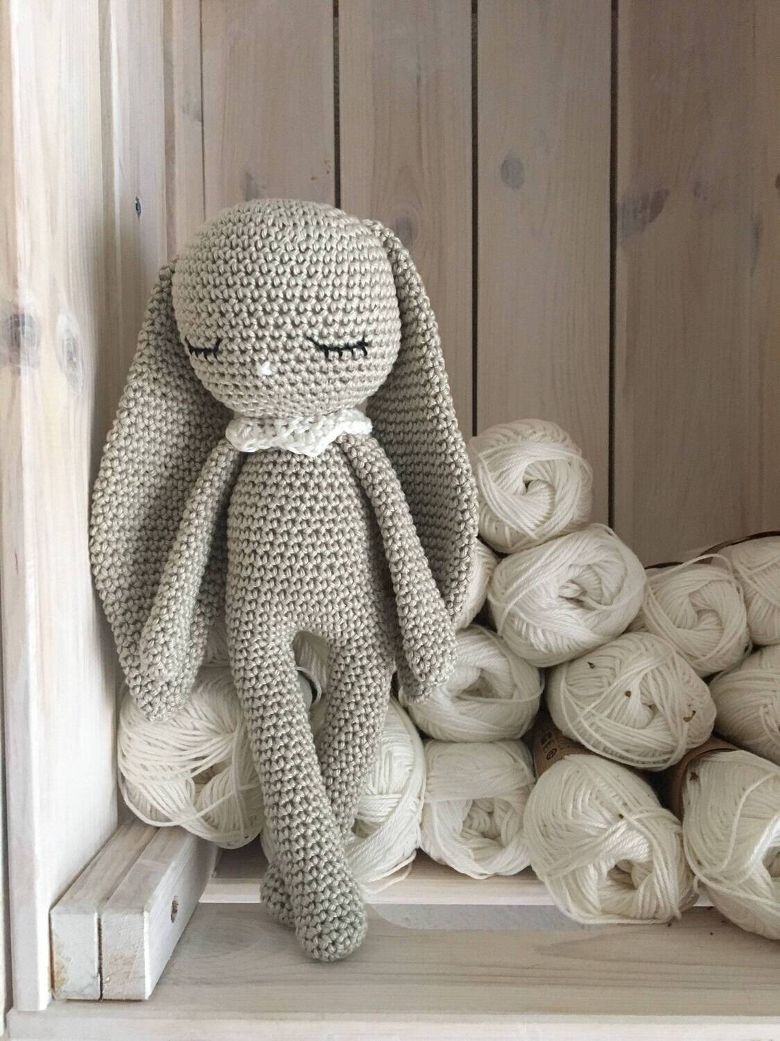Lapin aux longues oreilles et colleret COCO