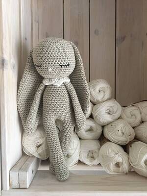 Lapin aux longues oreilles et colleret COCO
