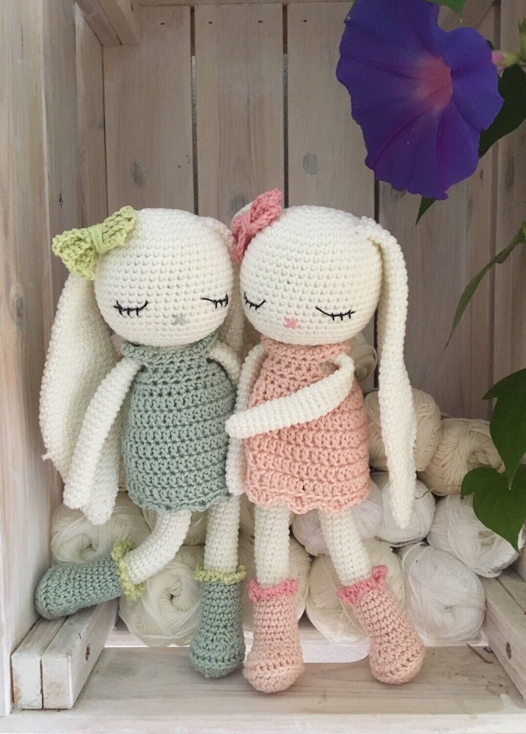 lapin avec des longues oreilles EVE, avec robe et bottes