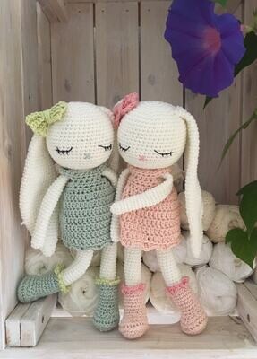 lapin avec des longues oreilles EVE, avec robe et bottes