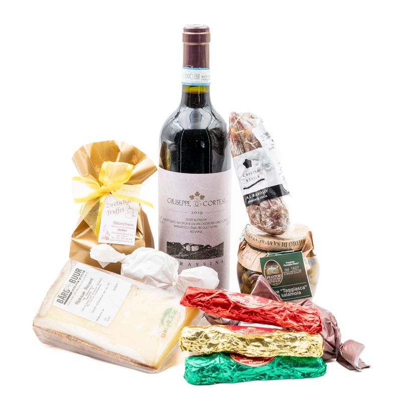 Geschenkbox oder Korb mit
1 Fl. Barbera d Alba Morassina DOC, Giuseppe Cortese,
1 Glas Oliven,
1 Salami Piemont,
1 Alpkäse Berg Buur 200gr,
6 Stück Tartuffo,
1 Zwetschgentruffes 100gr,
3 Branchli