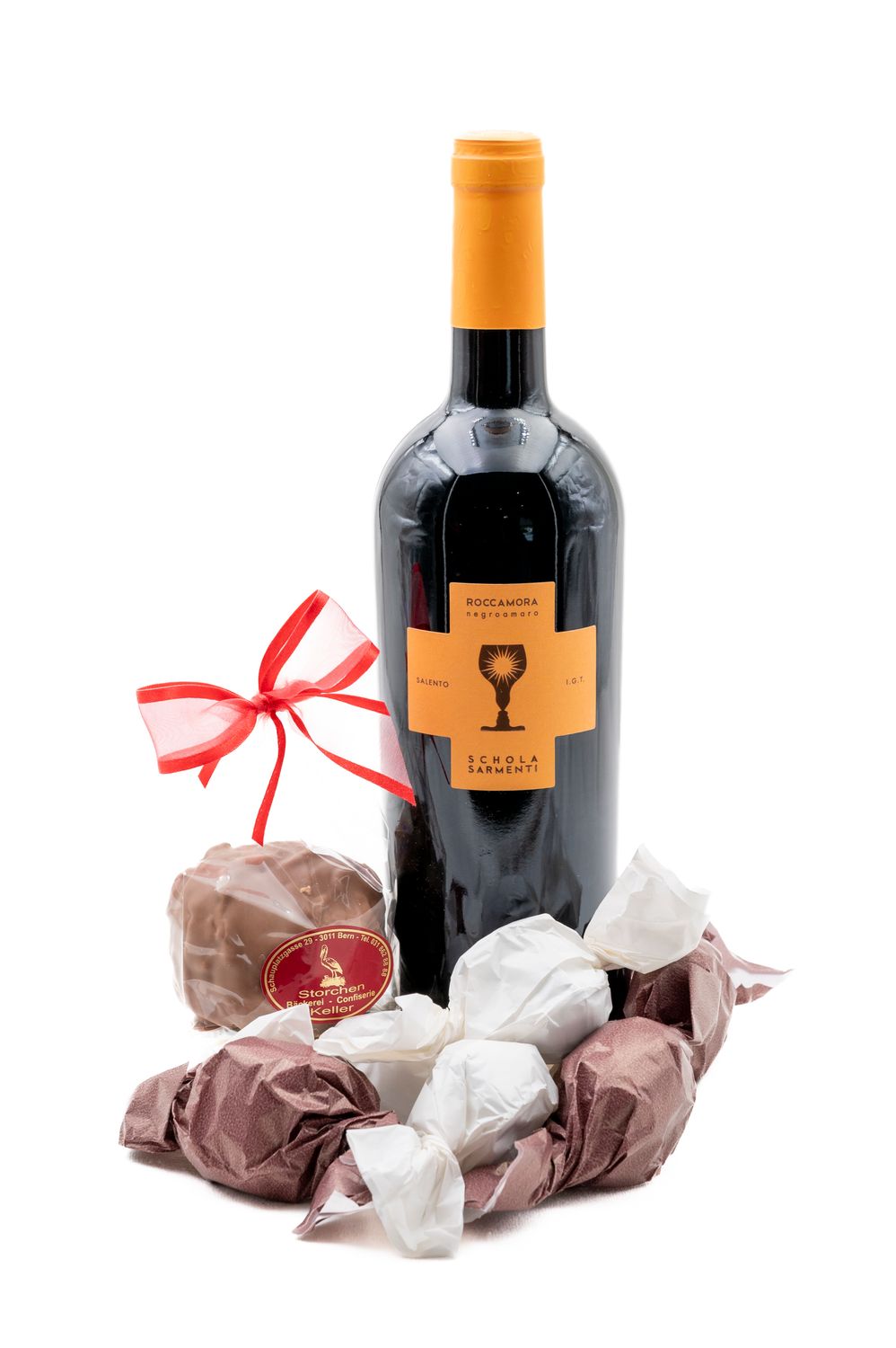 Geschenkbox mit 1 Fl Roccamora Negroamaro Salento IGT, Schola Sarmenti, 6 Stück Tartuffos, 1 Schlossbergkugel