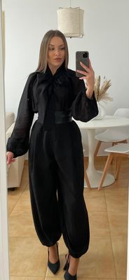 Blusa semitransparente con lazo