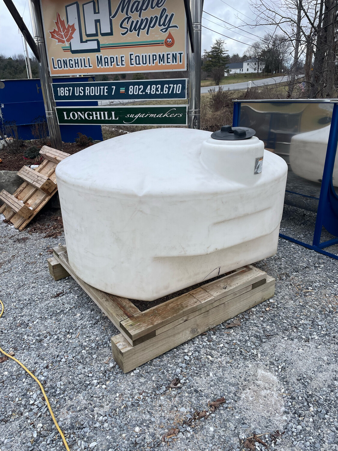Used 425g poly pick up style truck tank