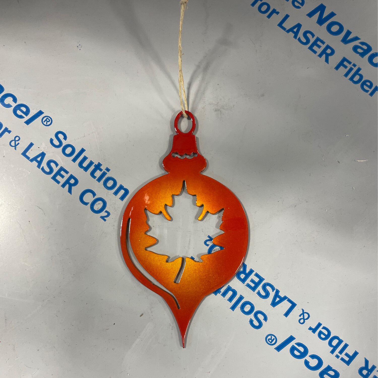 Maple Leaf Round Ornament w/leaf