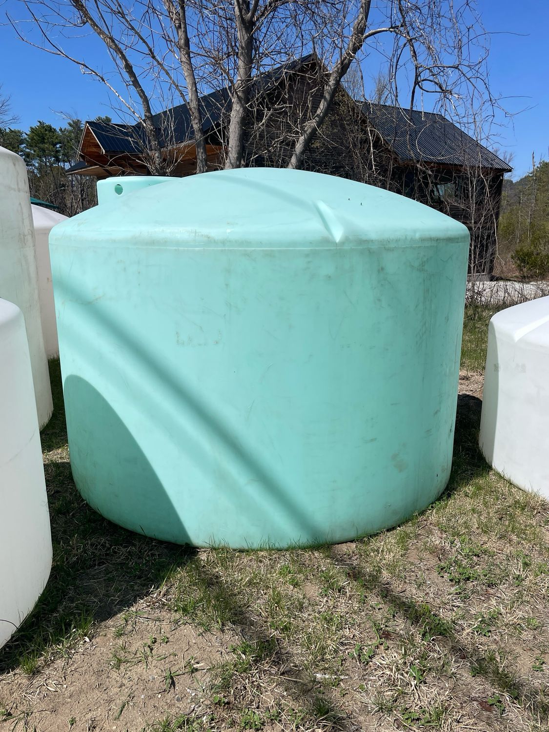 Used Vertical 1100g Poly Tank