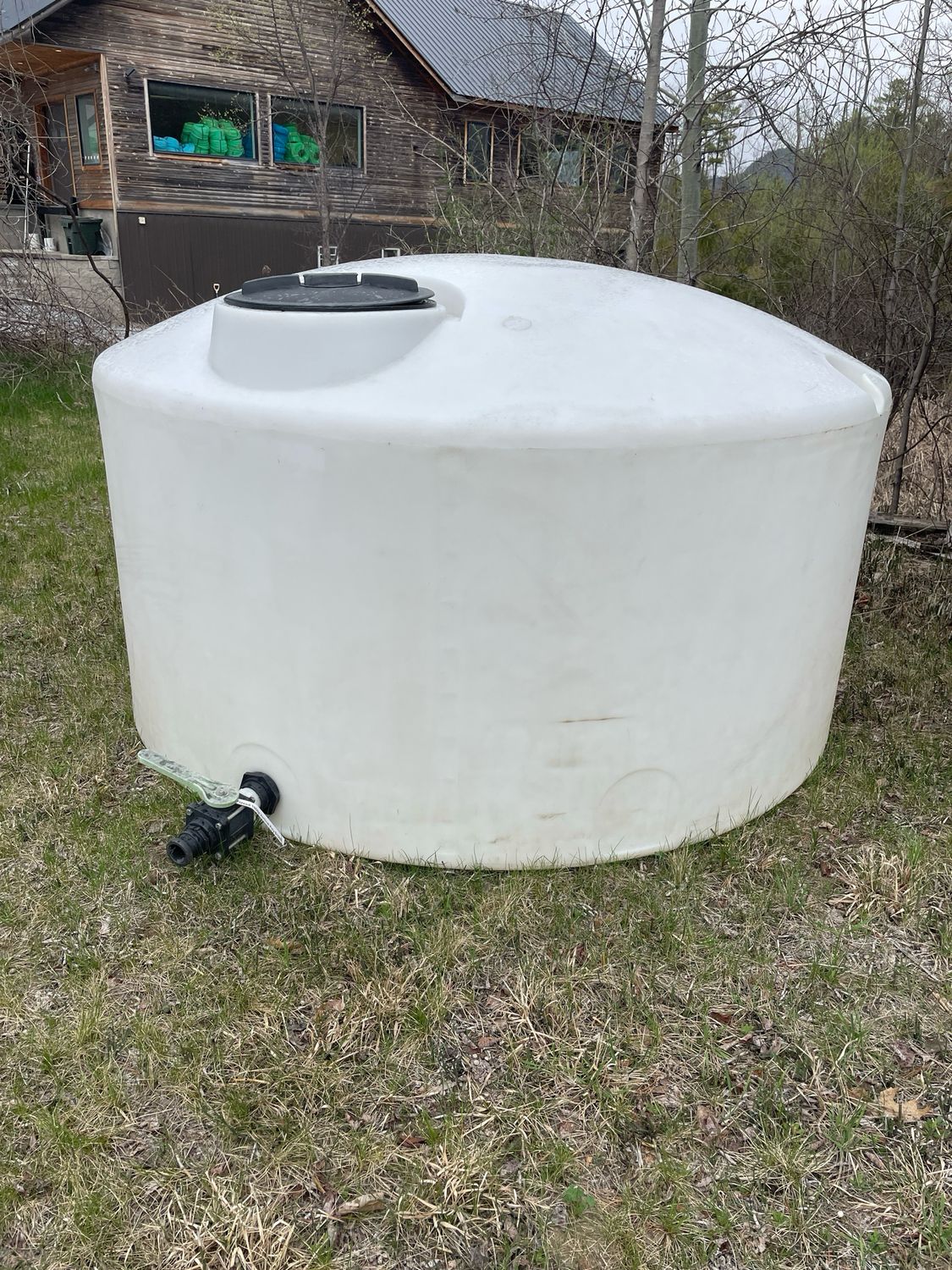 Used 1050g Poly Vertical Tank