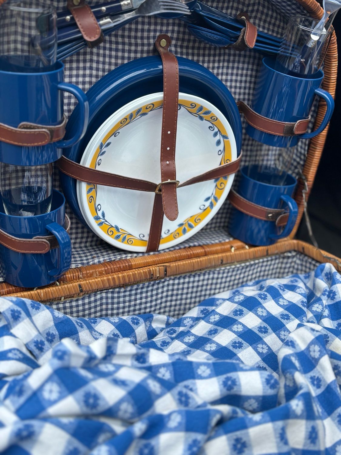 Vintage Picnic Hamper Complete