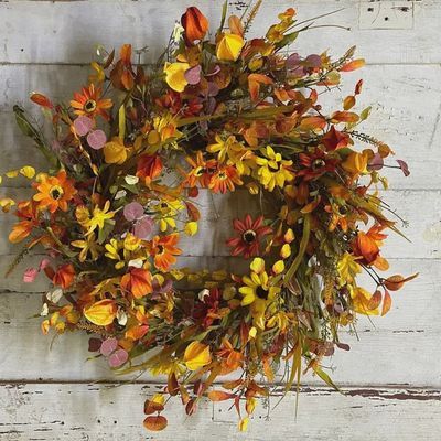 Autumn wreath with lanterns and mini pumpkins front view