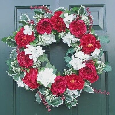 Couronne de Noël de 56 cm avec pivoines, roses chou, hortensias et baies rouges au style floral élégant
