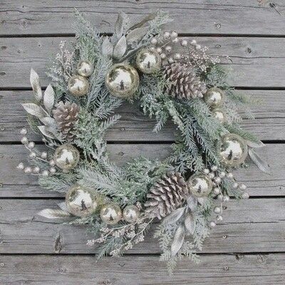 Couronne de Noël en pin de 61 cm avec boules argentées, pommes de pin scintillantes et baies rouges
