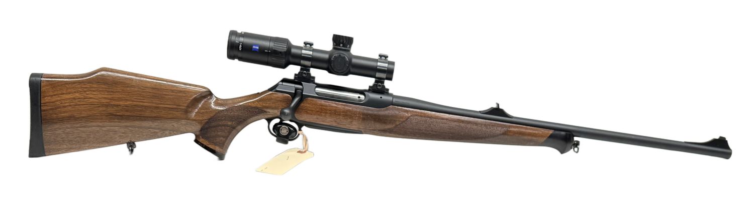 CG-0177 Sauer 202 bolt action rifle, 9.3X62, with a Zeiss 1-4X Conquest V4 Illuminated Reticle. Bore is very good, stock has handling marks.