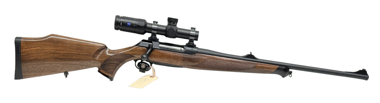 UG-21007 Sauer 202 bolt action rifle, 9.3X62, with a Zeiss 1-4X Conquest V4 Illuminated Reticle. Bore is very good, stock has handling marks.