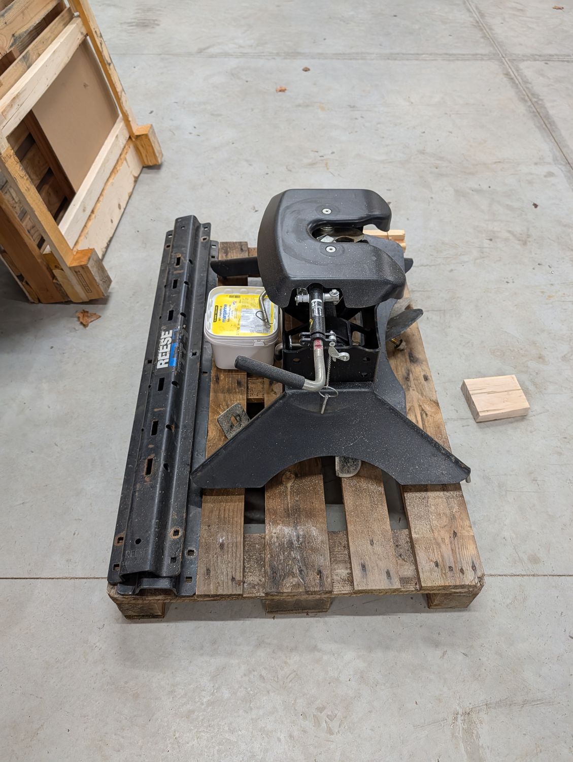 Barely Used Reese Q20 20,000lbs 5th wheel Hitch & F250 Install Brackets