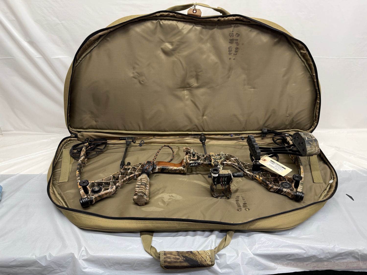 UB-408, Used Mathews Heli M 60lb RH 28" Fixed Draw Length, With Case, Hip Quiver, Release, 19 Arrow 5 Broadheads.