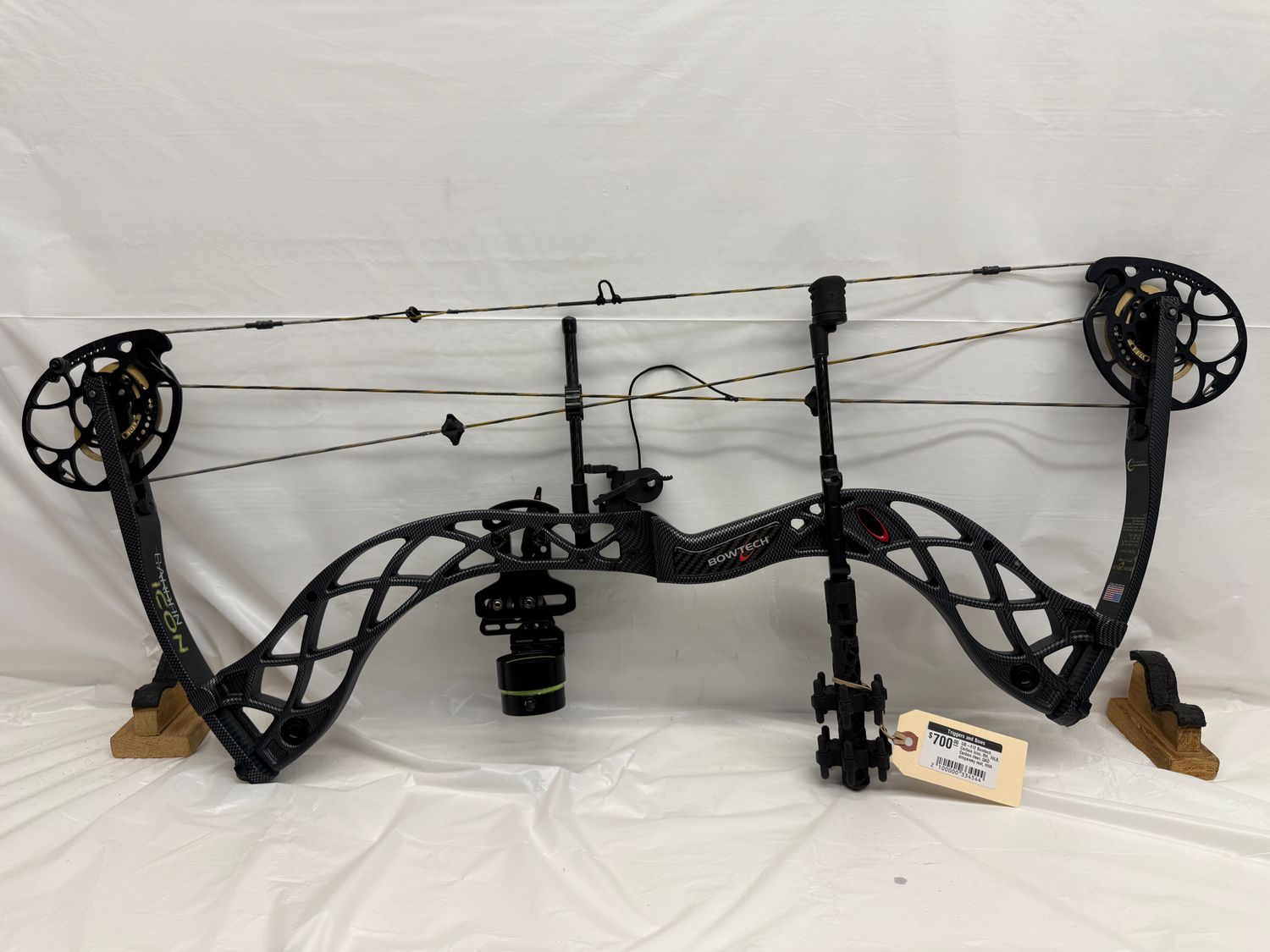 UB-412 Bowtech Carbon Icon, RH, 70LB, Carbon Riser, QAD Dropaway Rest, HHA Lite Adjustable Sight. Stabalizer.