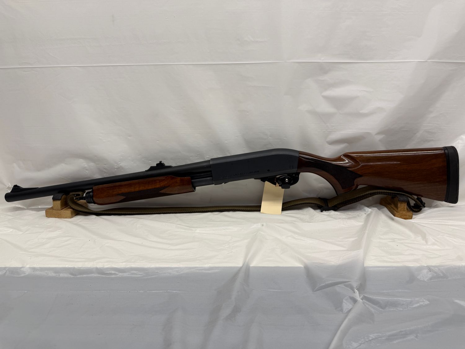 UG-21700 Remington 870 Express 12 ga X 3" 2 Barrel Set, 24" Rifled Slug Barrel W/ 26" Vent Rib Barrel, 2 Choke Tubes. Stock and Forearm are Premium Gloss Finished Wood, Excellent Condition!