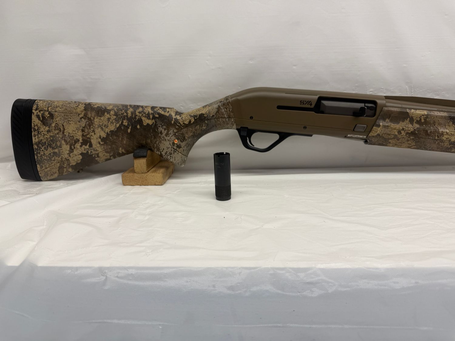 UG-21703 Used Winchester 12 Gauge 3.5" SX4 Bronze/True Timber Semi Auto Shotgun W/ 28" Barrel. Includes Pattern Master Code Black Duck Ext'd Choke Tube, 1 Flush Mount Full Choke - Excellent Condition!