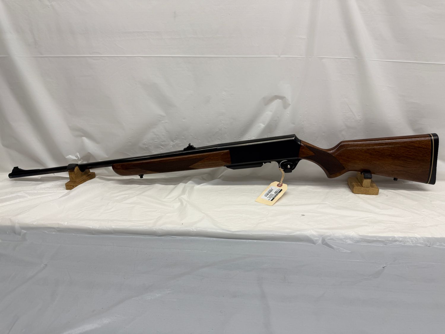 UG-21724 Browning BAR 7 MM Rem Mag with detachable mag, light handling marks on stock and forearm, overall good condition.