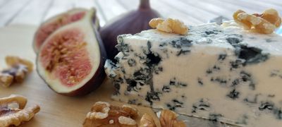 Gorgonzolás sajtkrém dióval és gyümölccsel