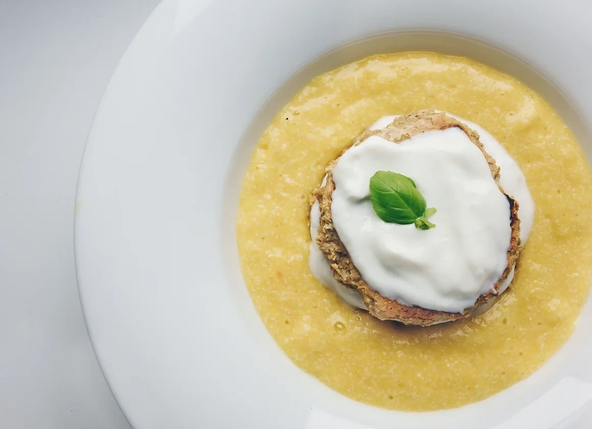 Cremige Polenta mit Gemüse an Hüttenkäsesauce