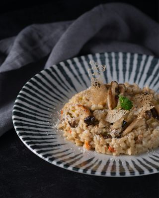 Cremiges Safran-Pilz-Risotto mit Oliven-Basilikum-Pesto