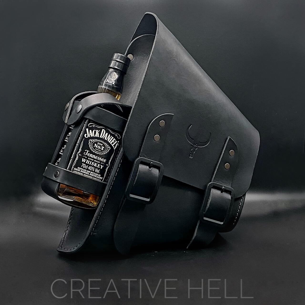 Dreieckstasche für HD Twin Cam oder M8 black uni mit Jack Daniels
