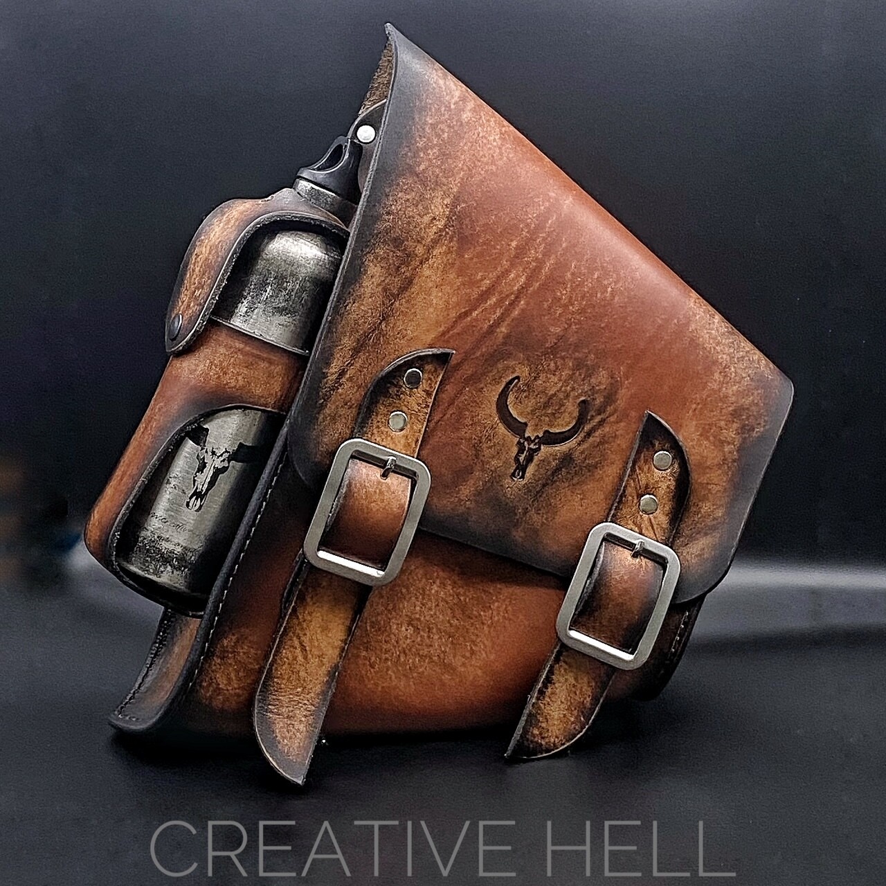 Dreieckstasche für HD Twin Cam oder M8 Vintage Brown mit creative hell Metallflasche