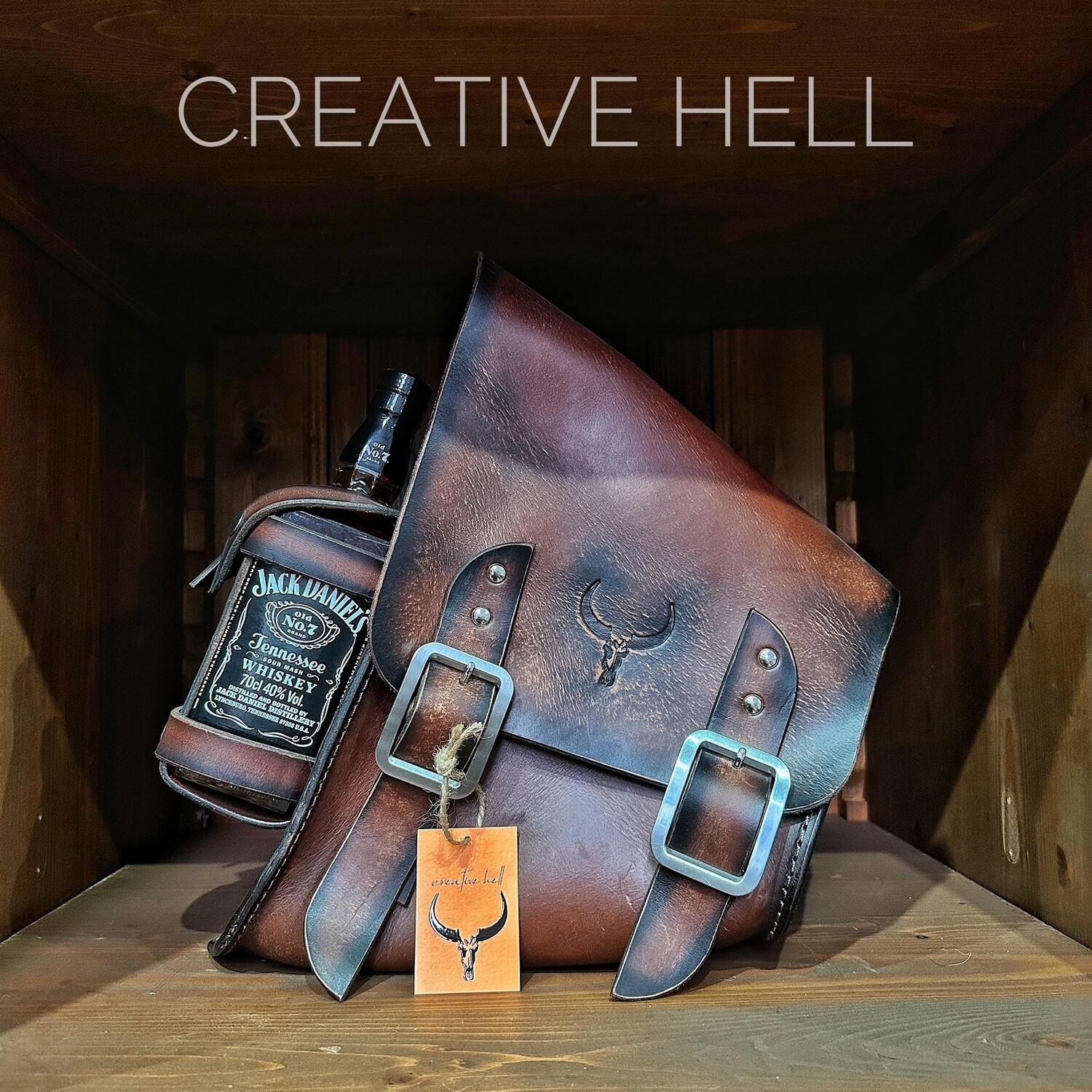 Dreieckstasche für HD Twin Cam oder M8 in Rustical Brown mit Jack Daniels Flasche