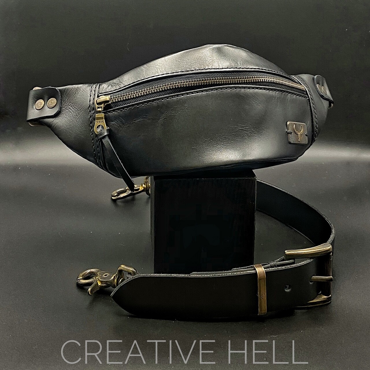 Mirage Bag - Bauchtasche mit Ledergürtel und brünierten Karabienern in Black Velvet