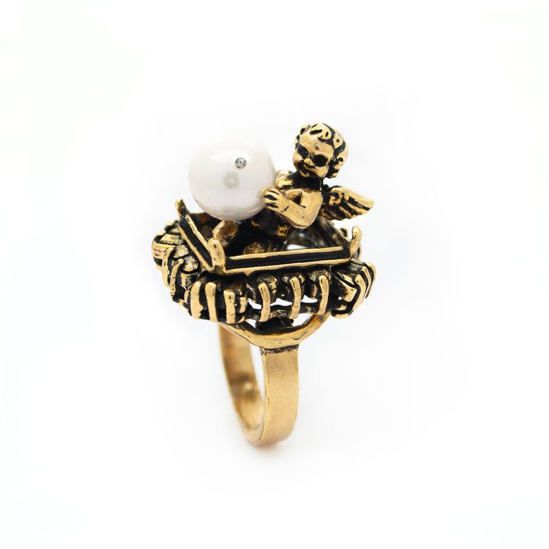 Anello putto con perla