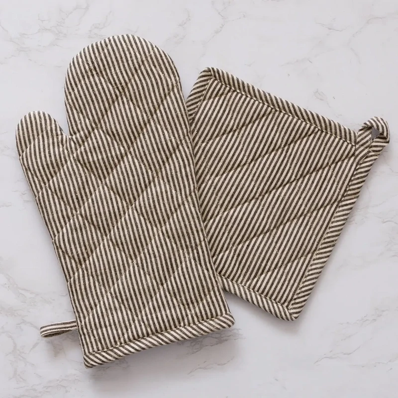 Oven Mitt &amp; Pot Holder Black And Cream