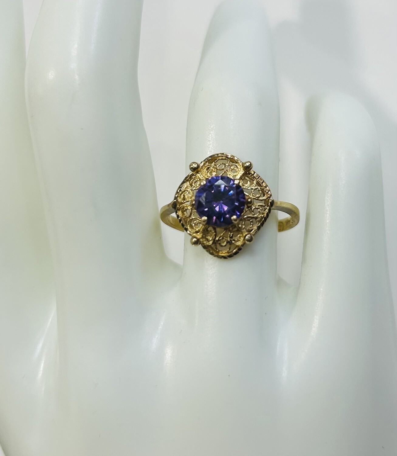 Ring 14kt 2.4g purple cz filagree