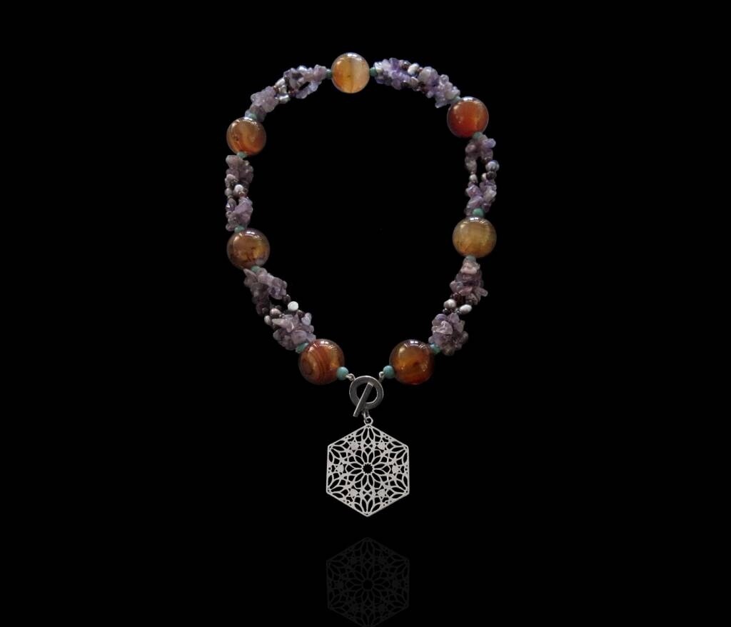 EMBROIDERED NECKLACE WITH HEXAGON