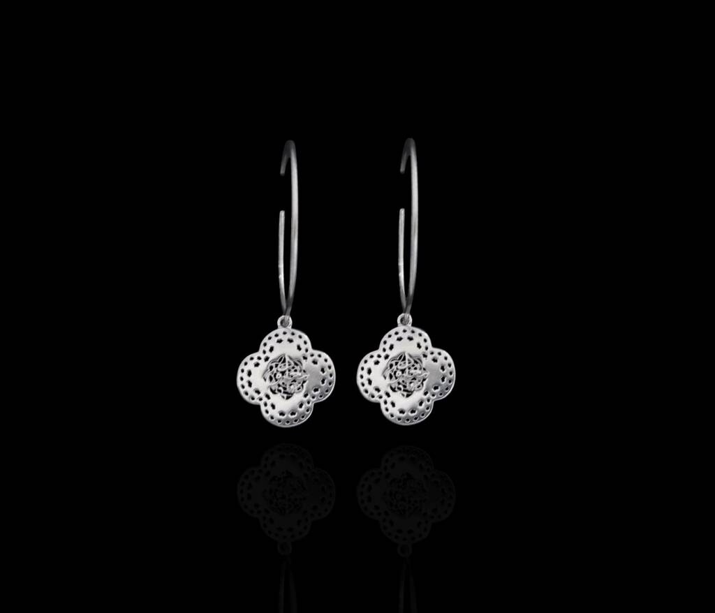 HOOP EARRINGS WITH SILVER CLOVER