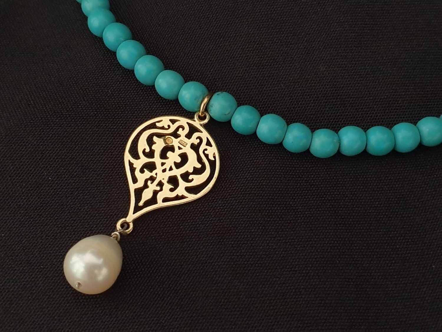 GEMSTONE NECKLACE WITH ARABESQUE MOTIF AND PEARL DROP