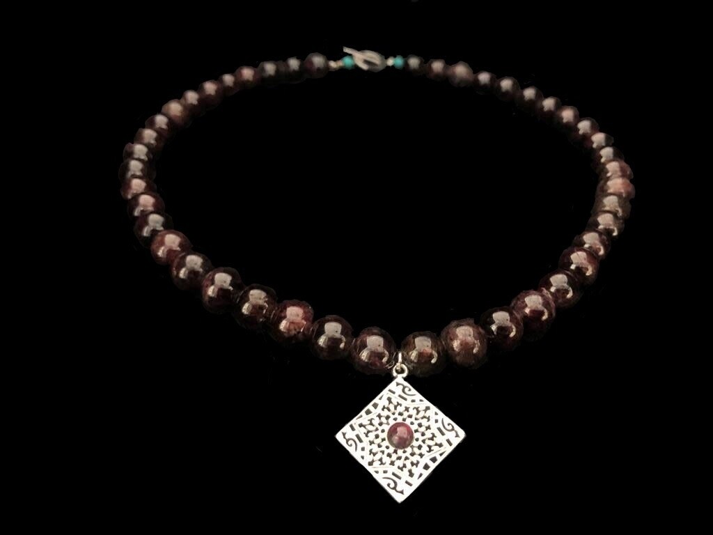 GARNET NECKLACE WITH GEOMETRIC PENDANT