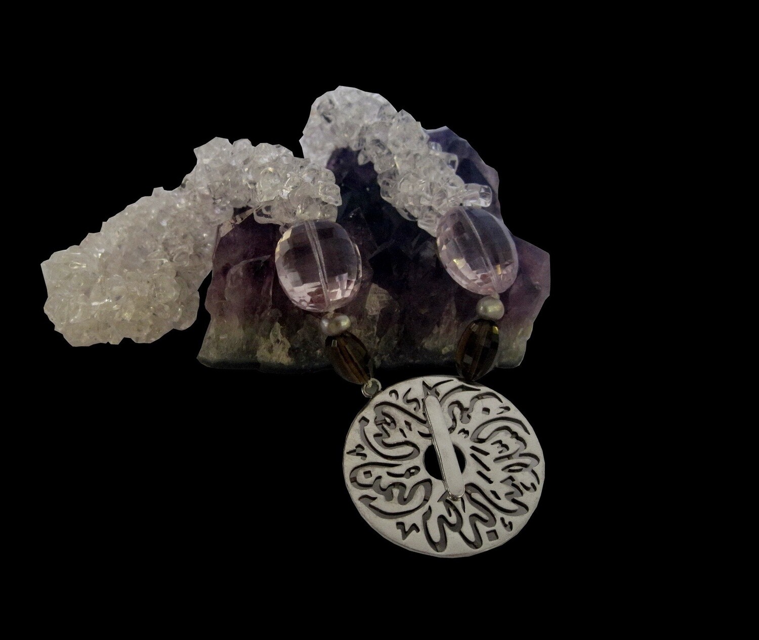 CROCHET NECKLACE. CUT STONES. DISC CLASP