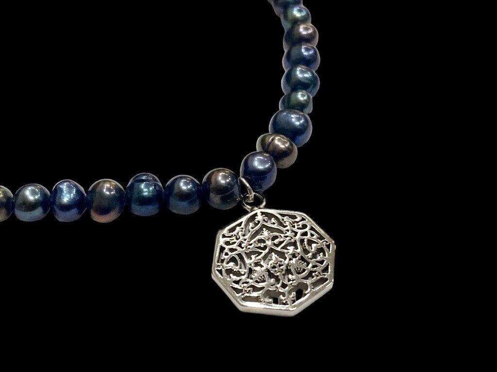 GREY PEARL NECKLACE WITH OCTAGON ARABEQUE MOTIF