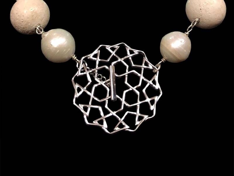 CORAL AND PEARL NECKLACE WITH CORDOBA CLOSURE