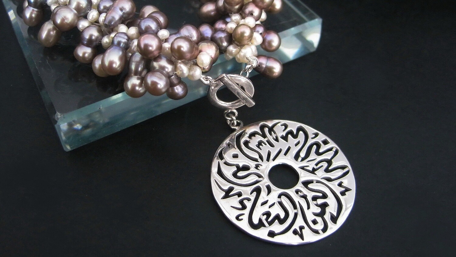 CROCHET GREY AND WHITE PEARL NECKLACE WITH DISC