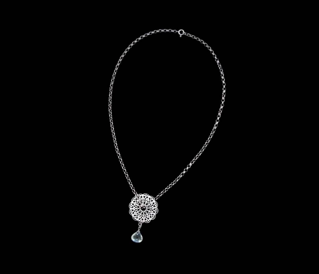 CHAIN NECKLACE WITH GEOMETRIC CIRCLE AND AQUAMARINE